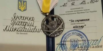 Херсонський волонтер отримав нагороду від Залужного