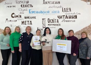 Із села Курозвани волонтерам передали кошти на «Дрон помсти» за їхніх полеглих на війні односельчан