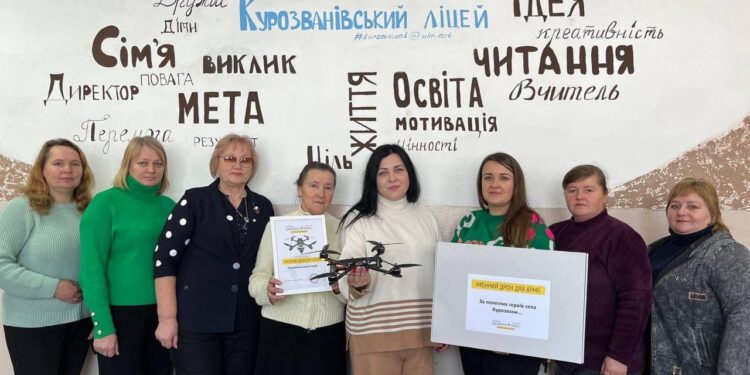 Із села Курозвани волонтерам передали кошти на «Дрон помсти» за їхніх полеглих на війні односельчан