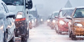 Як не застрягти у снігу: корисні лайфхаки для водіїв |  |