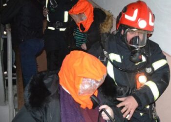 Львівські вогнеборці врятували мешканців багатоповерхівки під час нічної пожежі