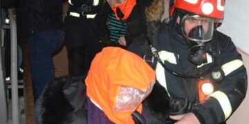 Львівські вогнеборці врятували мешканців багатоповерхівки під час нічної пожежі