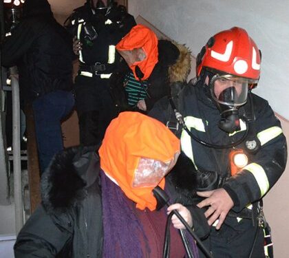 Львівські вогнеборці врятували мешканців багатоповерхівки під час нічної пожежі