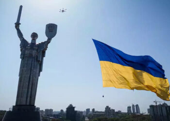«Маємо жити за правилом: або працюєш, або воюєш», — Зеленський