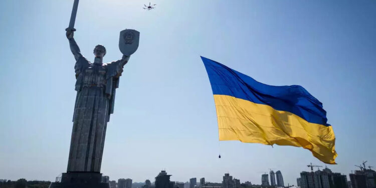 «Маємо жити за правилом: або працюєш, або воюєш», — Зеленський