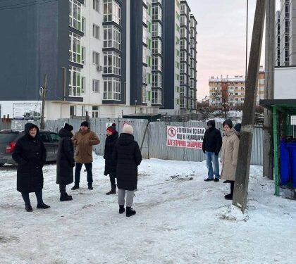 Мешканці новобудови цілодобово чергують аби “Львівобленерго” не відімкнув світло через борги забудовника