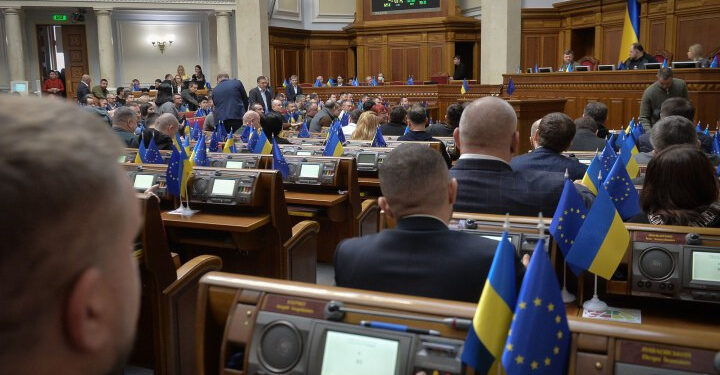 Мешканці заходу висловились щодо поновлення трансляцій Ради та присутності журналістів на засіданнях під час воєнного стану