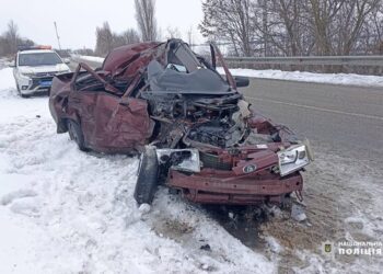 На Черкащині зіштовхнулися вантажівка та легковик: один з водіїв загинув (ФОТО)