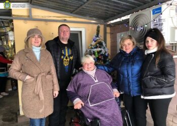 На Херсонщині постраждалим від підриву Казовській ГЕС роздали гуманітарну допомогу.