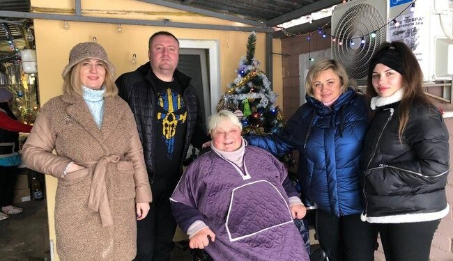 На Херсонщині постраждалим від підриву Казовській ГЕС роздали гуманітарну допомогу.