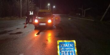 На Шепетівщині автомобіль збив 61-річну жінку —Хмельнитчина