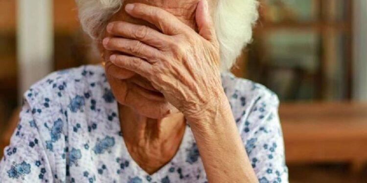 На Шепетівщині чоловік увійшов у довіру до пенсіонерки і виманив всі заощадження —Хмельнитчина