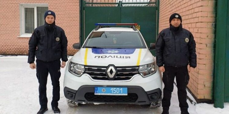 На Шепетівщині патрульні спільно з пожежниками рятували життя 45-річному чоловікові —Хмельнитчина