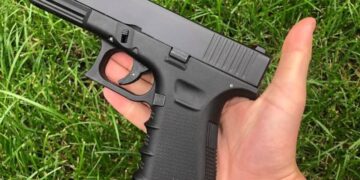 На Шепетівщині підліток знайшов пістолет та спробував його продати —Хмельнитчина