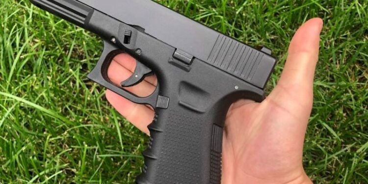 На Шепетівщині підліток знайшов пістолет та спробував його продати —Хмельнитчина