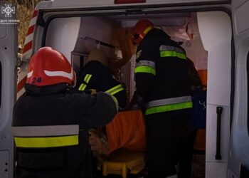 На Шепетівщині визволяли карету швидкої допомоги зі снігового замету та рятували пацієнтку —Хмельнитчина