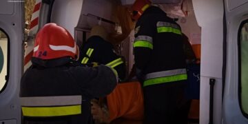 На Шепетівщині визволяли карету швидкої допомоги зі снігового замету та рятували пацієнтку —Хмельнитчина