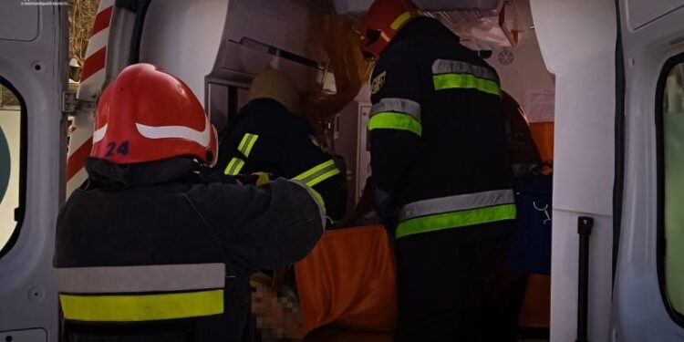 На Шепетівщині визволяли карету швидкої допомоги зі снігового замету та рятували пацієнтку —Хмельнитчина