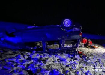 На Уманщині в ДТП перевернулася автівка: пасажир отримав травми (ФОТО)