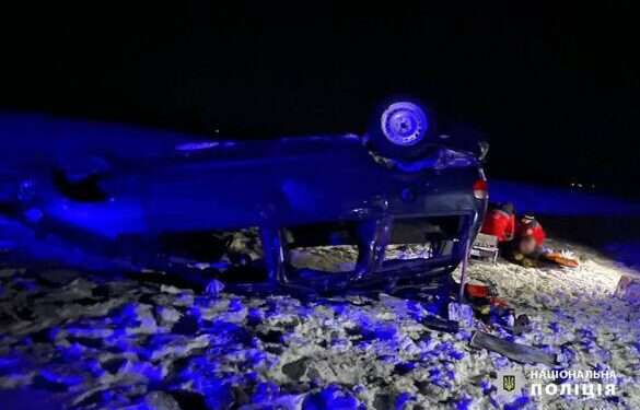 На Уманщині в ДТП перевернулася автівка: пасажир отримав травми (ФОТО)