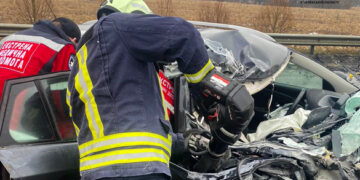 На Уманщині зіштовхнулися вантажівка та легковик: троє осіб постраждали (ФОТО)