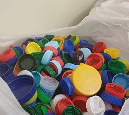 “Навіть військові на фронті збирають цей пластик”. Як кришечки перетворюються на донати для ЗСУ