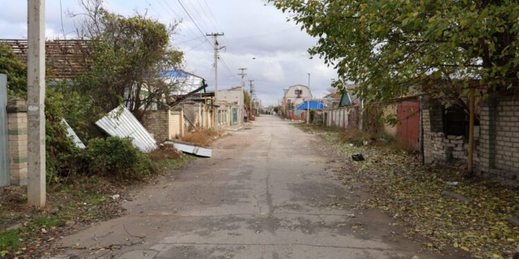 Передостання перед річкою. Як живуть люди на вулиці, яка однією з перших пішла під воду після підриву Каховської ГЕС – Херсон