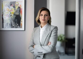 Перша леді України Олена Зеленська показалася біля картини рівненської художниці