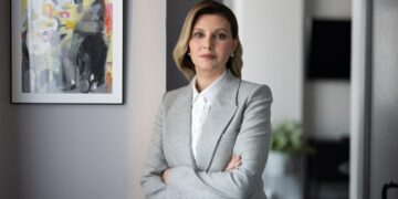 Перша леді України Олена Зеленська показалася біля картини рівненської художниці