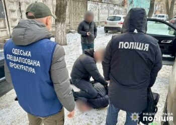 Підприємця на Одещині затримали за підозрою у вимаганні хабаря з військовослужбовця