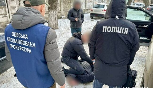 Підприємця на Одещині затримали за підозрою у вимаганні хабаря з військовослужбовця