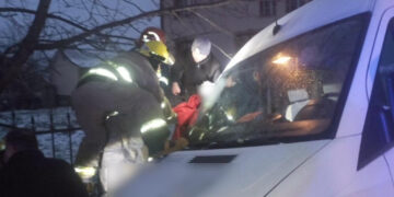 Пішохода затиснуло між авто та огорожею: на Надвірнянщині трапилася ДТП (ФОТО)