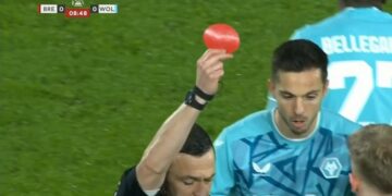 Почему в матче Кубка Англии арбитр показал круглую красную карточку?