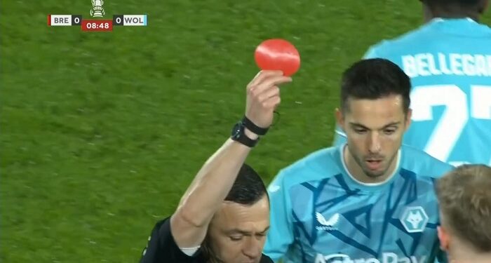 Почему в матче Кубка Англии арбитр показал круглую красную карточку?