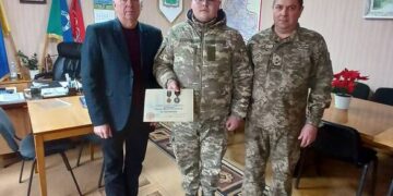 Поранений захисник з Тальнівщини отримав нагороду від Міноборони України