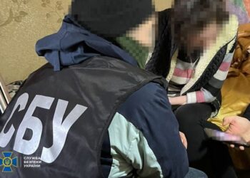 Розповсюджувала антиукраїнські фейки і працювала на рф: у Миколаєві СБУ викрила колаборантку