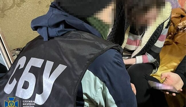 Розповсюджувала антиукраїнські фейки і працювала на рф: у Миколаєві СБУ викрила колаборантку