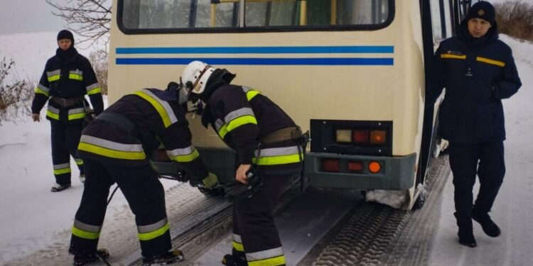 Шкільний автобус і швидка застрягли у сніговому заметі на Тернопільщині 18 січня