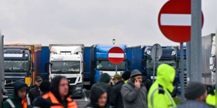 Ситуація на кордоні з Польщею: вантажівки продовжують стояти у черзі | |