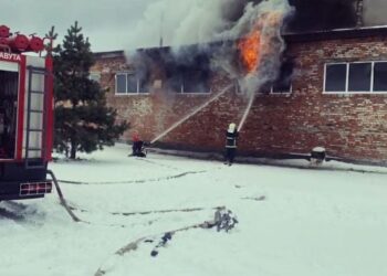 Славутські вогнеборці ліквідували масштабну пожежу господарчої споруди —Хмельнитчина