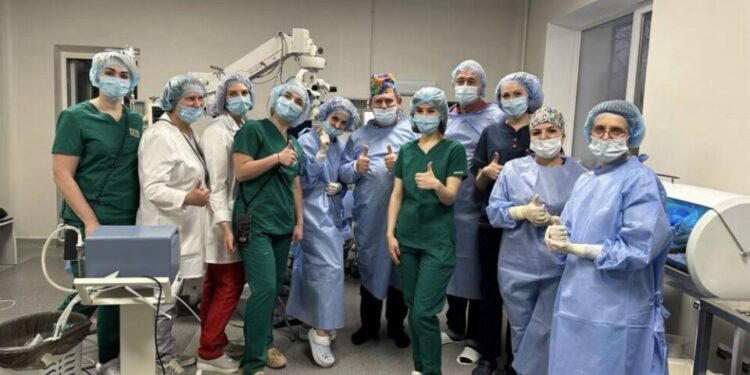 Тернопільські офтальмологи вперше трансплантували рогівку ока | Терміново новини Тернополя