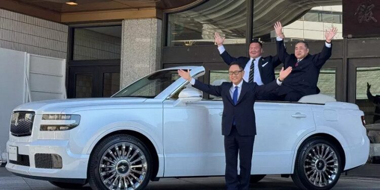 Toyota перетворила кросовер Century на кабріолет для сумоїстів – Экономика