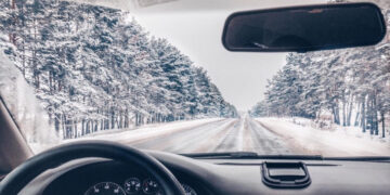 Туман та ожеледиця: прикарпатців закликають сьогодні залишати свої автівки вдома