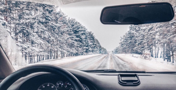 Туман та ожеледиця: прикарпатців закликають сьогодні залишати свої автівки вдома