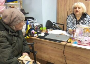 У Черкасах мама-пенсіонерка загиблого бійця принесла волонтерам гроші на безпілотники — Новини Черкащіни