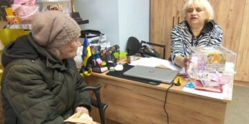 У Черкасах мама-пенсіонерка загиблого бійця принесла волонтерам гроші на безпілотники — Новини Черкащіни