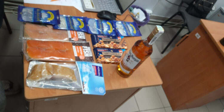У Долині чоловік намагався вкрасти з магазину неоплачений товар: його затримали