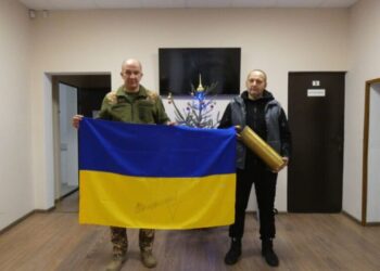 У Кременці волонтеру вручили прапор від Валерія Залужного