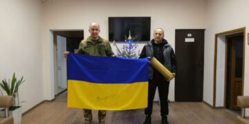 У Кременці волонтеру вручили прапор від Валерія Залужного
