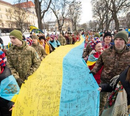 У Львові до Дня Соборності встановили рекорд України, розгорнувши найбільший прапор з підписами військових